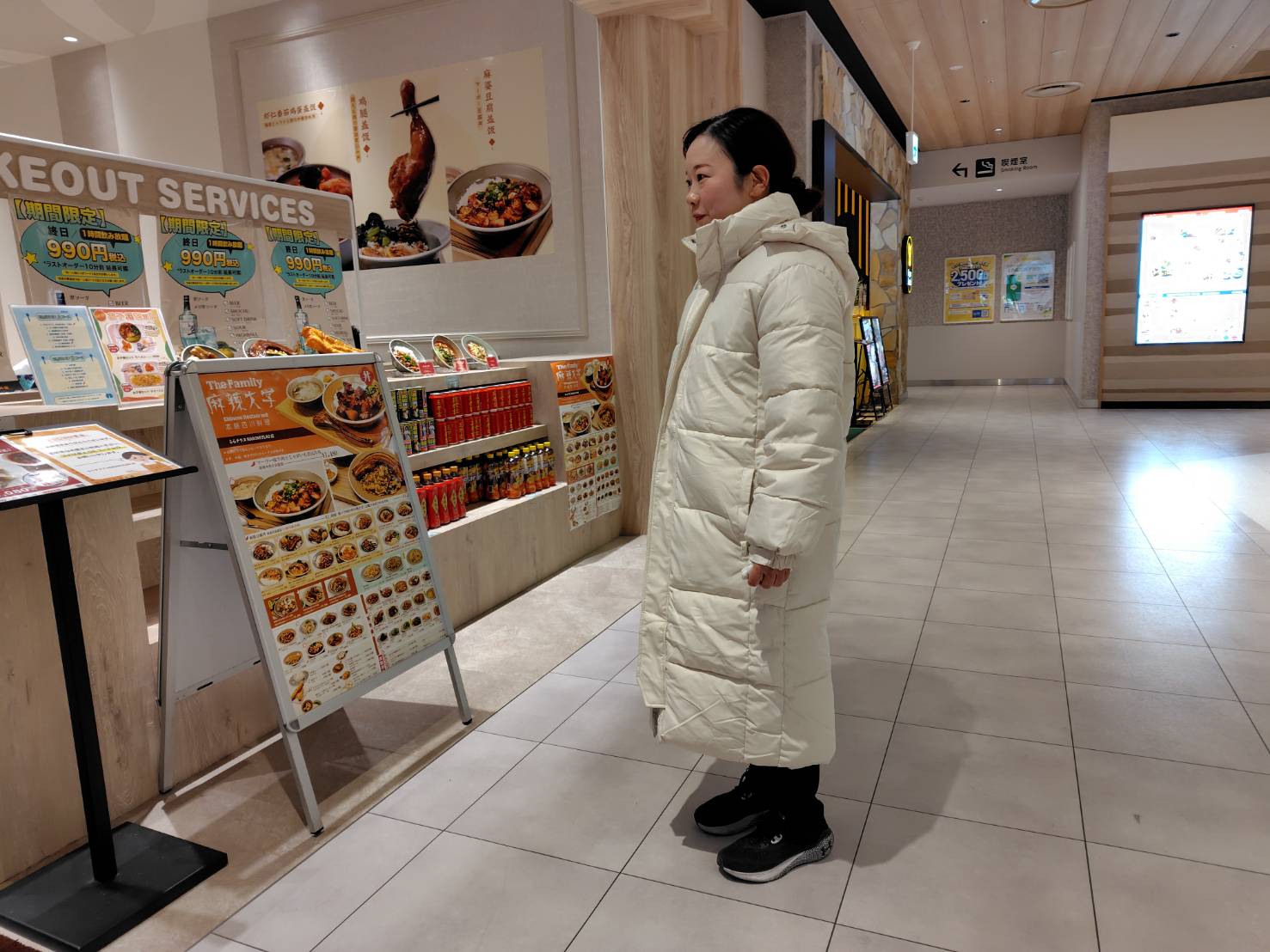 ランチは晴海ララテラスの麻辣大学でスペアリブの醤油煮込み丼をいただきました。