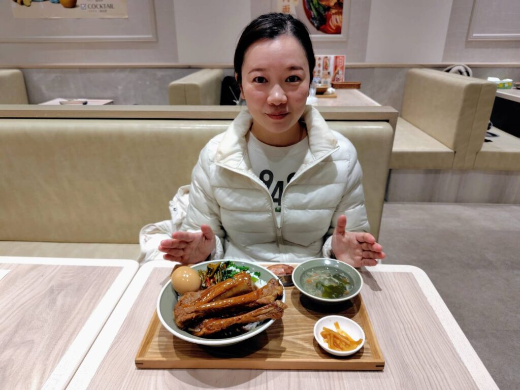 ランチは晴海ララテラスの麻辣大学でスペアリブの醤油煮込み丼をいただきました。