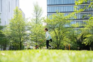 【活動報告】黎明橋公園で芝生と向き合う。5/10は「芝フェス！2026」で裸足になろう！